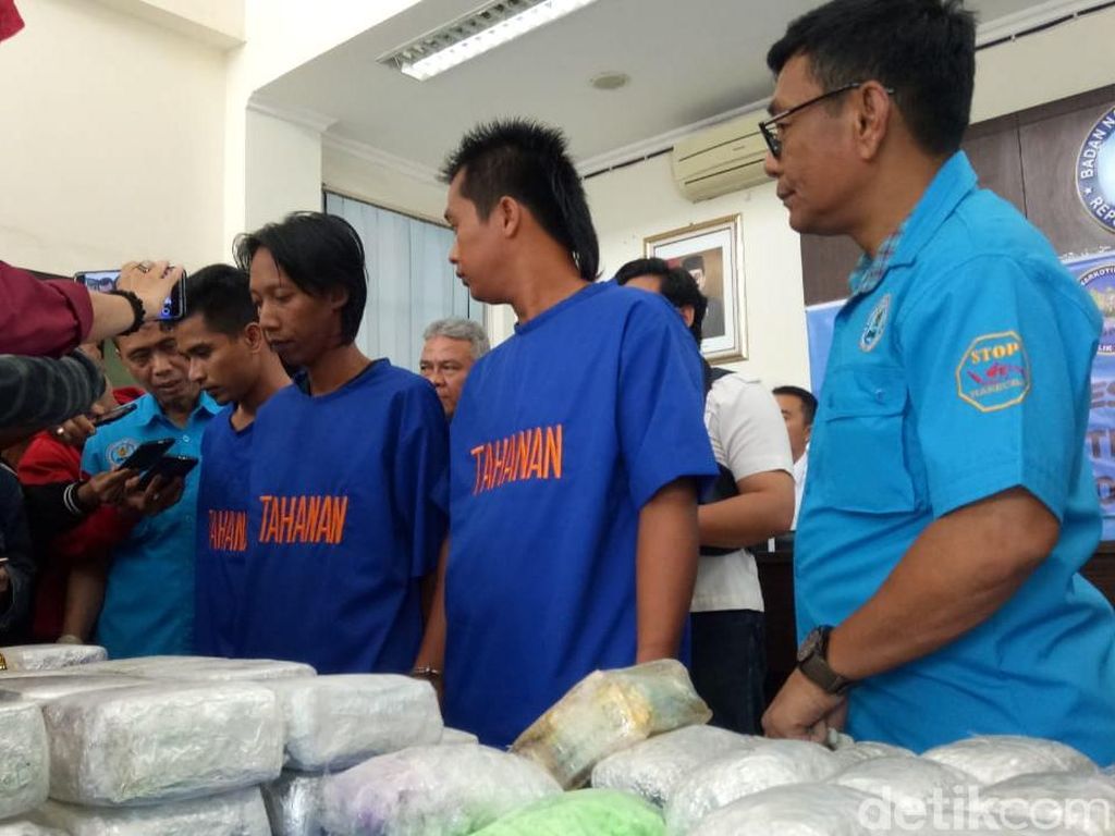 BNN Sumsel Tangkap 3 Kurir, 36 Kg Sabu-32 Ribu Pil Ekstasi Diamankan BNN Sumsel Tangkap 3 Kurir, 36 Kg Sabu-32 Ribu Pil Ekstasi Diamankan