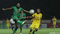 Hingga turun minum, kedua tim masih bermain sama kuat 0-0.