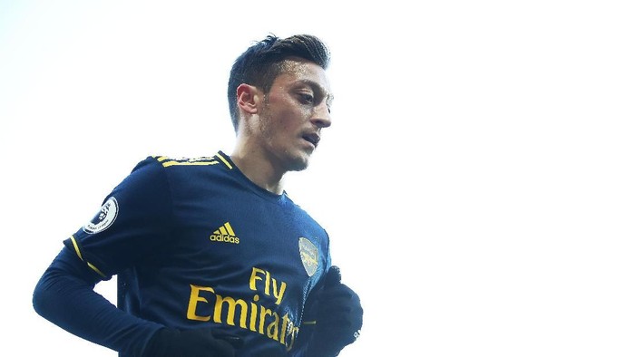NORWICH, ENGLAND - DECEMBER 01:  Mesut Ozil of Arsenal looks on during the Premier League match between Norwich City and Arsenal FC at Carrow Road on December 01, 2019 in Norwich, United Kingdom. (Photo by Julian Finney/Getty Images)