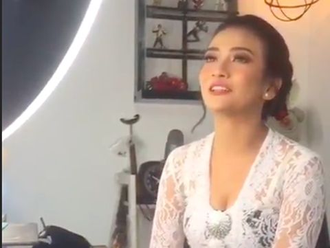 Vanessa Angel Diisukan Nikah, Ini Penampilan Sederhananya Berkebaya Putih
