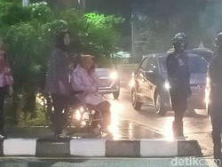 Lagi-lagi Risma Turun Jalan Atur Arus Lalin di Tengah Hujan