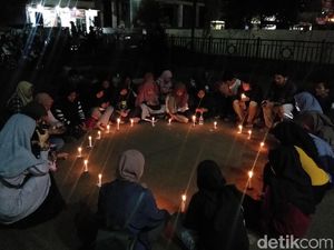 Aksi Nyalakan Lilin untuk Asmaul Husna yang Tewas Dibunuh Kekasih Aksi Nyalakan Lilin untuk Asmaul Husna yang Tewas Dibunuh Kekasih