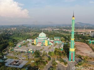 Foto Drone: Kemegahan Masjid Agung Karimun di Perbatasan RI