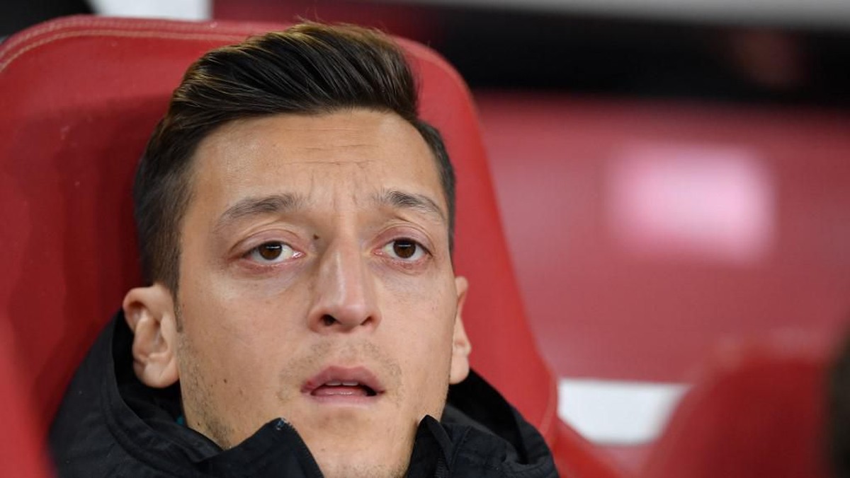 Mesut Oezil disebut bikin situasi Pierre-Emerick Aubameyang makin rumit. (Foto: Photo by DANIEL LEAL-OLIVAS / AFP)
