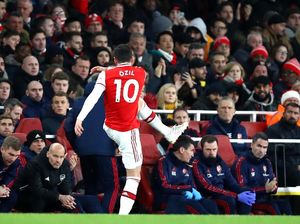 Ngambek Diganti Pemain Lain, Oezil Tendang Sarung Tangan