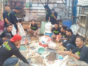 Salut! Pemuda Lamongan Galang Sedekah Sampah untuk Kaum Dhuafa