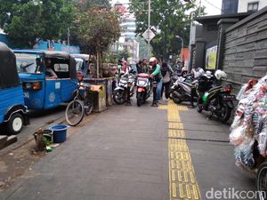 Masih Semrawut, Ojol Jajah Trotoar di Stasiun Gondangdia Pagi Ini