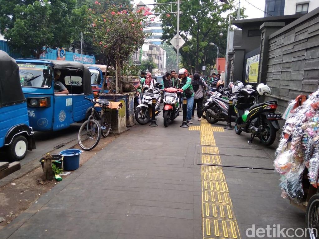 Masih Semrawut, Ojol Jajah Trotoar di Stasiun Gondangdia Pagi Ini Masih Semrawut, Ojol Jajah Trotoar di Stasiun Gondangdia Pagi Ini