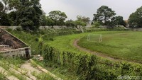 Di bagian belakang stadion dijadikan tempat membuang sampah dan berangkal oleh warga sekitar. Pintu dan benteng pembatas stadion dan rumah warga, pasalnya sebagian sudah jebol.