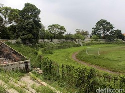 Di bagian belakang stadion dijadikan tempat membuang sampah dan berangkal oleh warga sekitar. Pintu dan benteng pembatas stadion dan rumah warga, pasalnya sebagian sudah jebol.