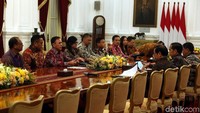 Jokowi awalnya menyampaikan ucapan selamat atas terpilihnya Iwan Bule sebagai Ketua PSSI yang baru.
