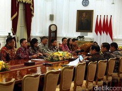 Jokowi awalnya menyampaikan ucapan selamat atas terpilihnya Iwan Bule sebagai Ketua PSSI yang baru.