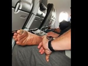 Lihat Penumpang Pesawat Kayak Begini, Jijik Nggak?