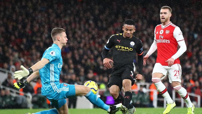 LONDON, ENGLAND - DECEMBER 15: Bernd Leno of Arsenal makes a save from Gabriel Jesus of Manchester City during the Premier League match between Arsenal FC and Manchester City at Emirates Stadium on December 15, 2019 in London, United Kingdom. (Photo by Julian Finney/Getty Images)