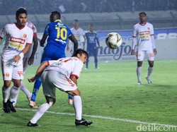 Pertandingan berlangsung dalam guyuran hujan.