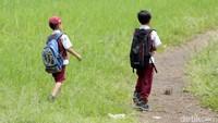 Anak-anak sekolah melintas di Stadion Sangkuriang.