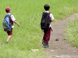 Anak-anak sekolah melintas di Stadion Sangkuriang.