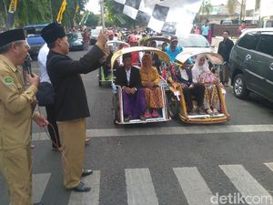 Momen 38 Pasangan Nikah Massal di Situbondo Diarak Naik Becak Momen 38 Pasangan Nikah Massal di Situbondo Diarak Naik Becak