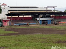 Lapangannya sangat becek kalau hujan, kubangan airnya luas sekali di tengah lapangan. Kalau musim kemarau, debunya parah sekali.