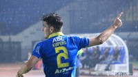 Nick Kuipers merayakan golnya.