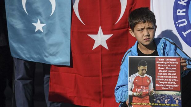 Mesut Ozil mendapat dukungan karena membela muslim Uighur. (Ozan KOSE / AFP)