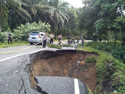 Diguyur Hujan, Jalan Menuju Bukit Lawang Longsor