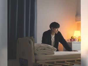 Persembahkan Lagu untuk Mendiang Nenek, Lay EXO Bikin Haru Persembahkan Lagu untuk Mendiang Nenek, Lay EXO Bikin Haru