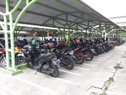 7 Tips Pakai Standar Samping Motor yang Benar, Biar Nggak Bahaya