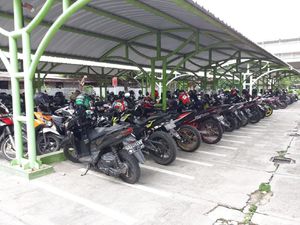 7 Tips Pakai Standar Samping Motor yang Benar, Biar Nggak Bahaya 7 Tips Pakai Standar Samping Motor yang Benar, Biar Nggak Bahaya