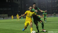Meski terus memberikan tekanan hingga menit sepuluh, Bhayangkara FC belum bisa membobol gawang Kalteng. Sani Rizki Fauzi dan kawan-kawan kesulitan membobol gawang Kalteng karena rapatnya pertahanan.
