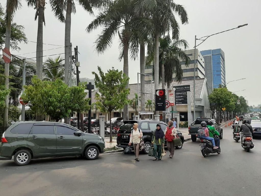 Cerita Warga soal Tas Mencurigakan di Dekat Masjid Istiqlal Cerita Warga soal Tas Mencurigakan di Dekat Masjid Istiqlal