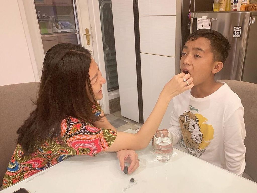 Momen Manis Kedekatan Sarwendah dan Betrand Peto Saat Kulineran Bersama Momen Manis Kedekatan Sarwendah dan Betrand Peto Saat Kulineran Bersama
