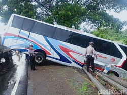 Ugal-Ugalan, Bus Sumber Kencono Muat 20 Penumpang Terjungkal ke Parit
