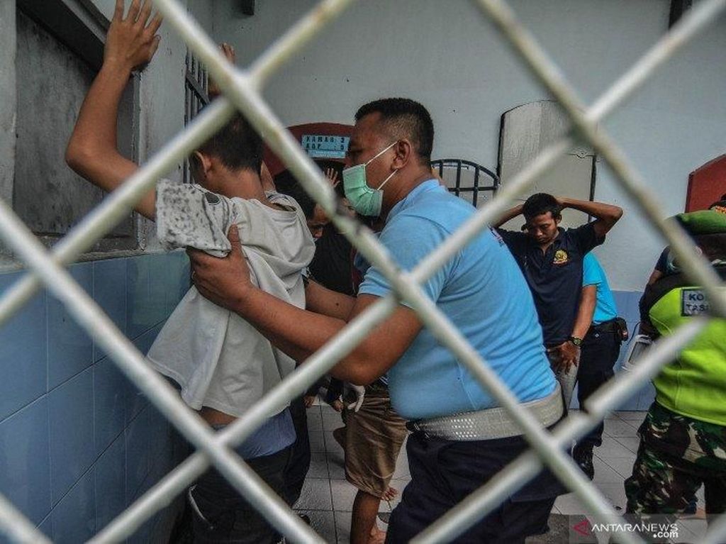 Razia Lapas Luwuk Sulteng, Sipir Temukan HP hingga Alat Isap Sabu Razia Lapas Luwuk Sulteng, Sipir Temukan HP hingga Alat Isap Sabu