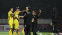 Bruno Matos merayakan golnya.