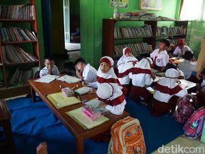 Atap Kelas SDN di Jember Ambruk, Siswa Belajar di Musala dan Perpustakaan