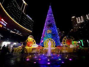 Kerlip Lampu Pohon Natal Raksasa