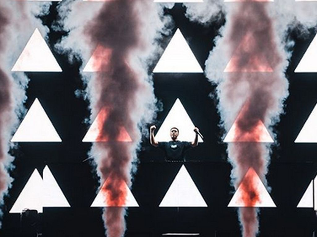Tutup Aksi dengan Bendera Merah Putih, Jonas Blue Sebut DWP 2019 Panggung Terbaik Tutup Aksi dengan Bendera Merah Putih, Jonas Blue Sebut DWP 2019 Panggung Terbaik