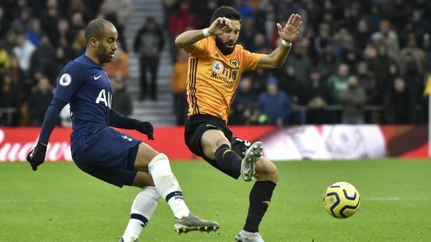 Lucas Moura akan meladeni permainan agresif bek Trent Alexander-Arnold.
