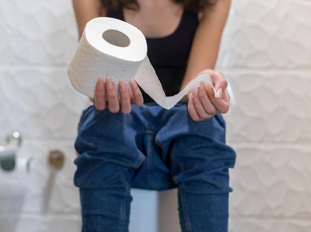 Suka ke Toilet Sambil Main HP, Perempuan Ini Dioperasi