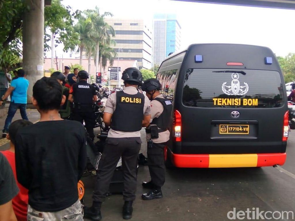 Pengurus Istiqlal Dengar Ledakan, Polisi Pastikan Cuma Cek Tas Mencurigakan Pengurus Istiqlal Dengar Ledakan, Polisi Pastikan Cuma Cek Tas Mencurigakan