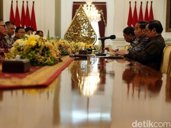 Jokowi mengatakan kompetisi sepak bola Indonesia harus dibenahi demi mendapatkan pemain berkualitas.