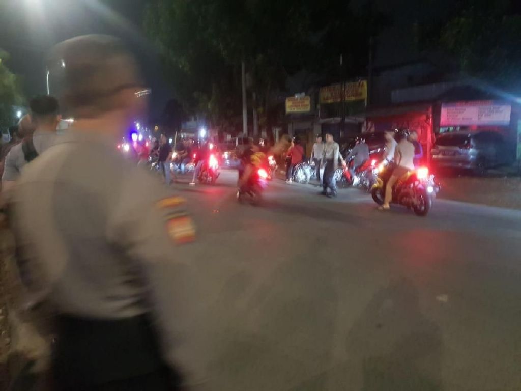 Polisi Bubarkan Dua Kelompok Ormas Hendak Bentrok di Lenteng Agung Polisi Bubarkan Dua Kelompok Ormas Hendak Bentrok di Lenteng Agung