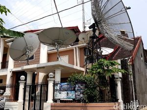 Potret Belasan Parabola Mejeng di Rumah Roy Suryo