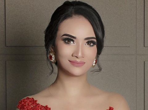 Vanessa Angel Diisukan Nikah, Ini Penampilan Sederhananya Berkebaya Putih