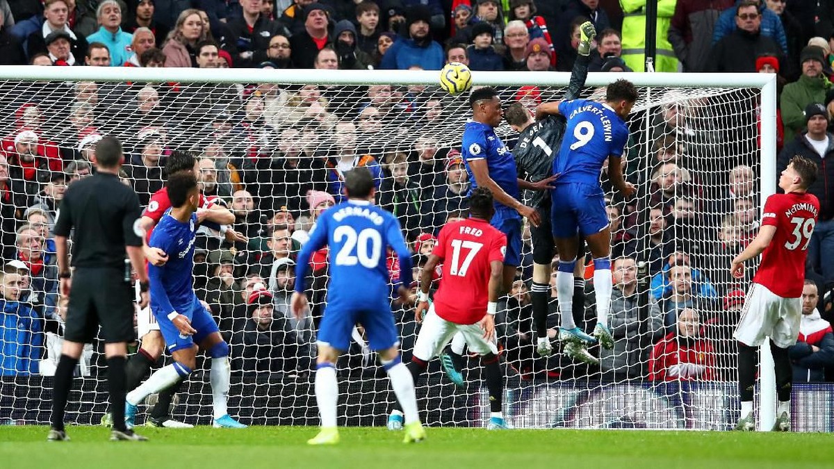 Bek Man United Harry Maguire menyakini gol Everton tidak sah. (Foto: Clive Brunskill / Getty Images)