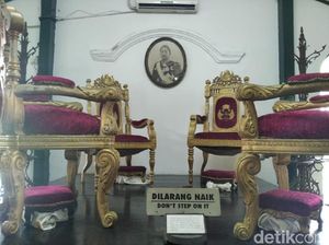 Keraton Yogya Maafkan Turis Selfie Perusak Meja Sultan HB VIII