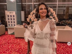 Vanessa Angel Menikah, Bibi Berbatik Sambil Main Kartu