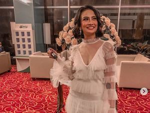 Vanessa Angel Menikah, Bibi Berbatik Sambil Main Kartu Vanessa Angel Menikah, Bibi Berbatik Sambil Main Kartu