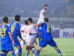 Sebuah peluang dari  Badak Lampung yang gagal berbuah gol.